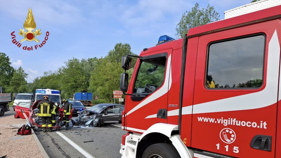 Sinistro stradale sulla SS32, tre mezzi coinvolti